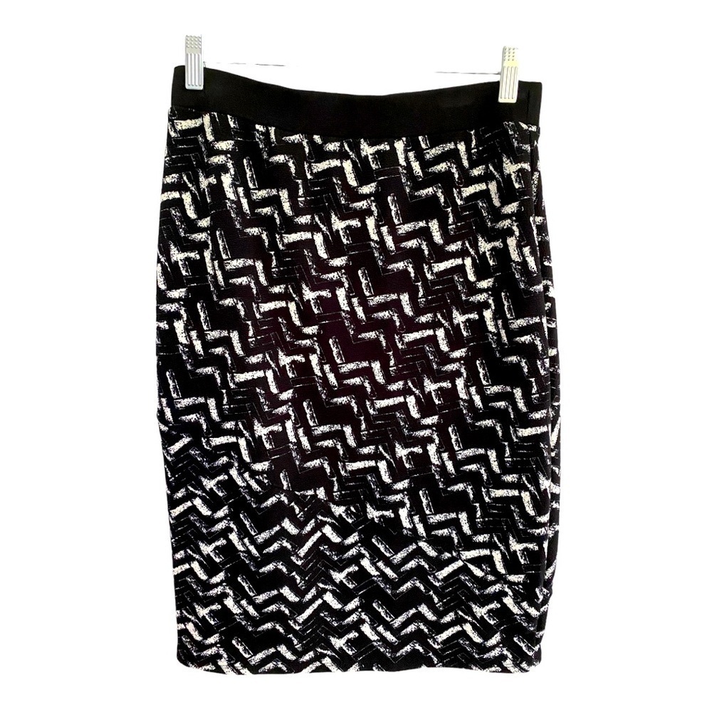 Stretchy black and white pull on skirt. Elastic waist washable Size large
C